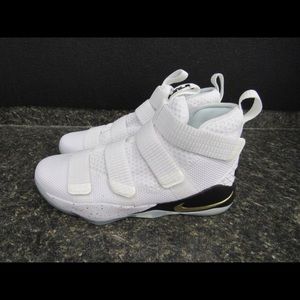 Men's Sz 8 White Nike LeBron Solider 11's